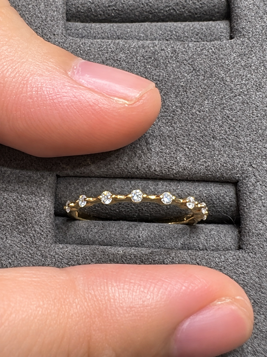 55e28426-9ffa-4f75-8a07-0f995329e26d 18K Gold Floating Diamond Band Ring