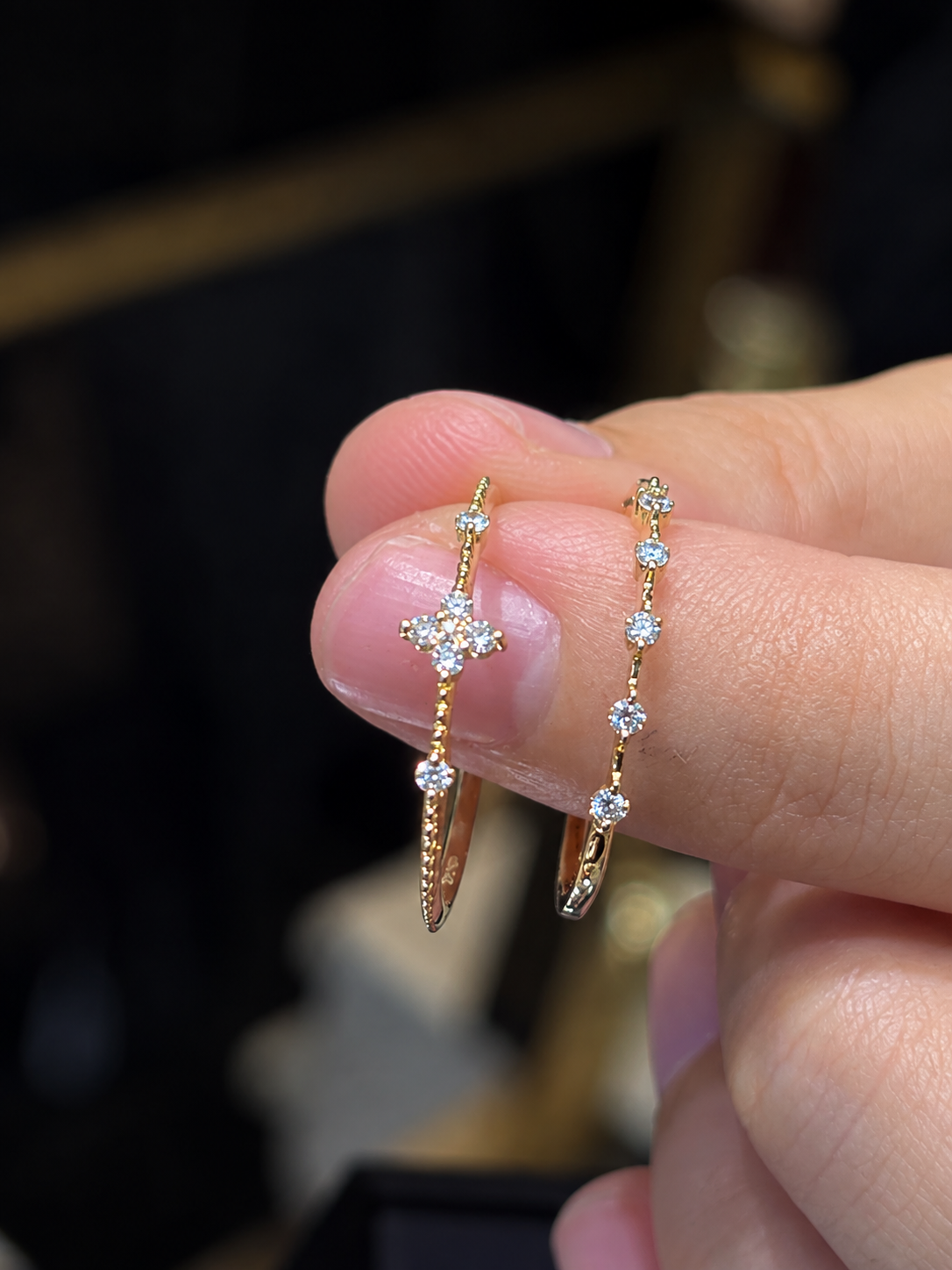 5cd25616-f015-4c61-9834-a3511e481818-2 18K Gold Diamond Clover Ultra-Thin Ring