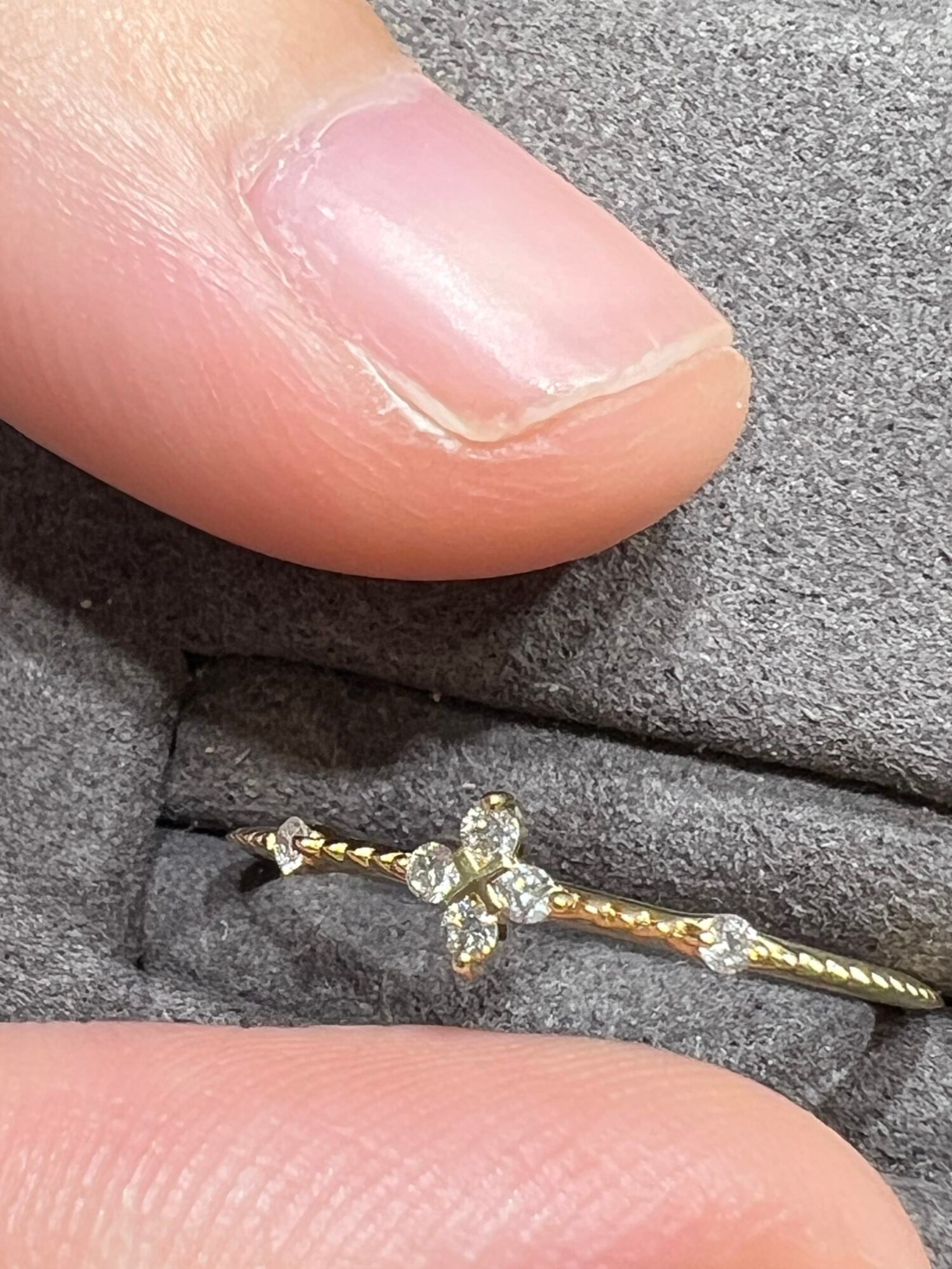 6849 18K Gold Diamond Clover Ultra-Thin Ring