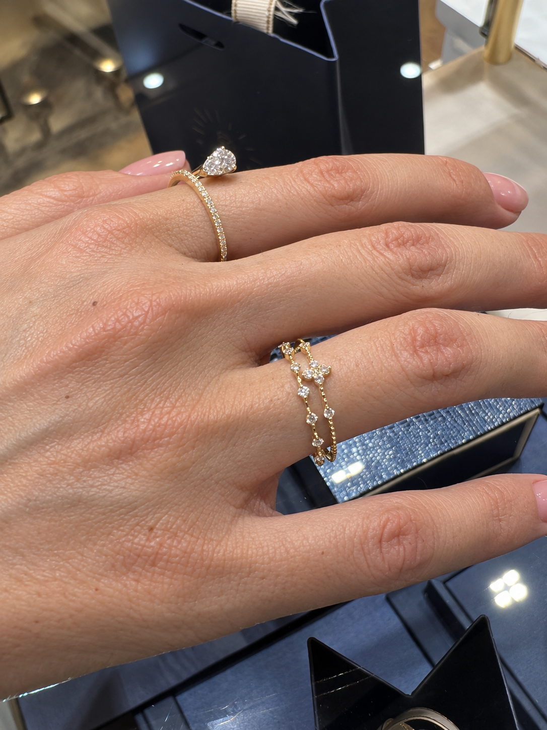 f34e1ee1-0076-45c0-8621-b7f47bc2366a-2 18K Gold Diamond Clover Ultra-Thin Ring